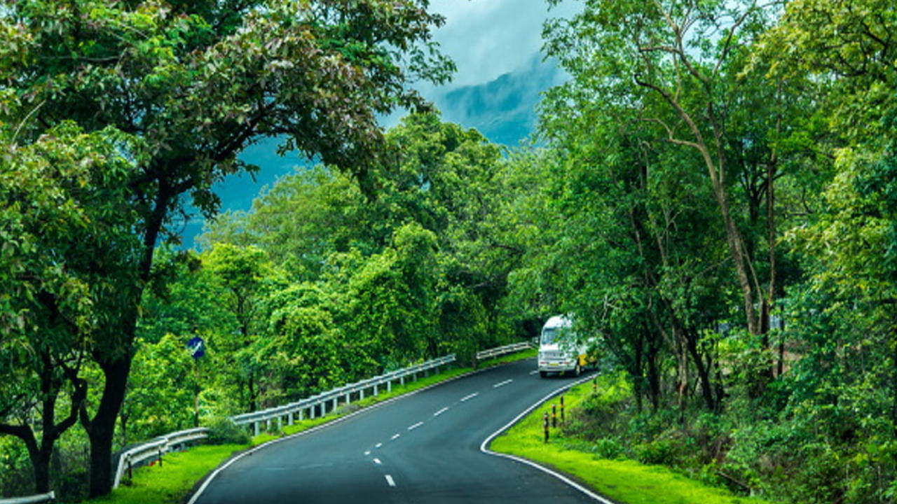 సమ్మర్‌ హాలీడేస్‌ అయినప్పటికీ మనం చేస్తున్న ఉద్యోగాల కారణంగా ఎక్కువ సెలవులు పెట్టే అవకాశం లేకుండా పోయింది. అలాంటి వారికి హైదరాబాద్‌కు అతి చేరువలో, రోడ్డు మార్గంలో కూడా ప్రకృతిని ఎంజాయ్‌ చేస్తూ వెళ్ల దగిన ప్రదేశాలు అనేకం ఉన్నాయి. పచ్చని చెట్ల మధ్య ఉండి స్వచ్ఛమైన గాలి పిలుస్తూ.. మిమ్మల్ని అమితంగా ఆదరిస్తూ సాదరంగా ఆహ్వానం పలుకుతున్నాయి. 