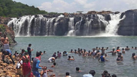 తెలంగాణ నయాగరా.. బొగత వాటర్ ఫాల్స్కు పోటెత్తిన పర్యాటకులు తెలంగాణ నయాగరా.. బొగత వాటర్ ఫాల్స్కు పోటెత్తిన పర్యాటకులు