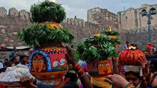Bonalu Festival 2025: తెలంగాణా బోనాల జాతరకు ముహూర్తం ఫిక్స్.. గోల్కొండలో బోనాలతో సంబురాలు మొదలు.. పూర్తి షెడ్యుల్ ఇదే..