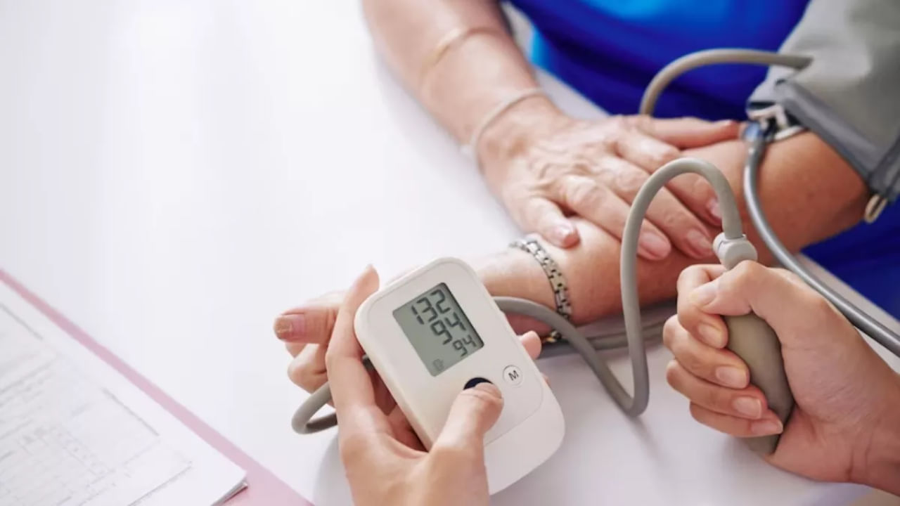 Blood Pressure: బీపీని నిర్లక్ష్యం చేస్తే మొదటికే మోసం.. ఈ రిస్క్ నుంచి బయటపడే మార్గాలివే..