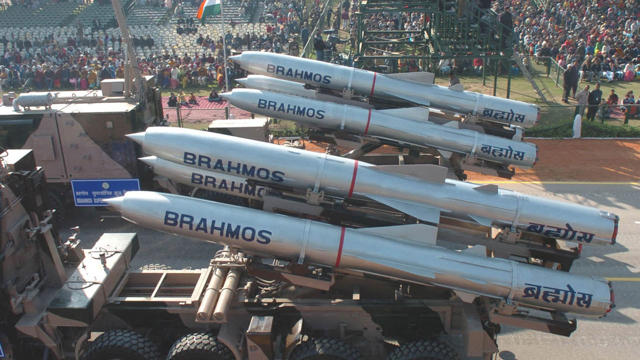 దీని కోసం భారత దళాలు బ్రహ్మోస్, ఆకాశ్ క్షిపణులను ఉపయోగించాయి, పాకిస్తాన్ F-18,  J-17 యుద్ధ విమానాలను కూడా నాశనం చేశాయి. నాలుగు రోజుల తీవ్ర ఘర్షణ తర్వాత, మే 10న పాకిస్తాన్ నుండి కాల్పుల విరమణ అభ్యర్థనను భారతదేశం అంగీకరించింది.