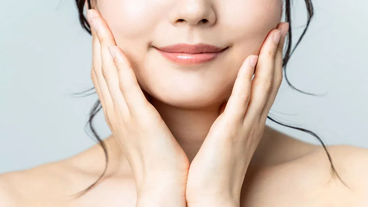 పెసర పిండి, పాలు: పెసర పిండిలో చిటికెడు పసుపు వేసి కొద్దిగా చల్లని పాలు పోసుకుని బాగా కలుపుకోవాలి..ఇది చిక్కటి పేస్టులాగా తయారవుతుంది. దీన్ని కాసేపు పక్కన పెట్టుకోవాలి. ఇప్పుడు ముఖానికి ఆలివ్ నునే లేదా నువ్వుల నునే పట్టించి రెండు నిమిషాలు మర్దన చేసుకోవాలి. ఇప్పుడు ముందుగా తయారు చేసుకున్న మిశ్రమాన్ని రాసుకుని ఒక పావు గంట ఉంచుకుని ఆరాక చల్లని నీటితో కడిగేయండి. ఇలా రోజుకి రెండు సార్లు చేస్తూ ఉంటే.. మృదువైన, తెల్లని చర్మాన్ని పొందవచ్చు.