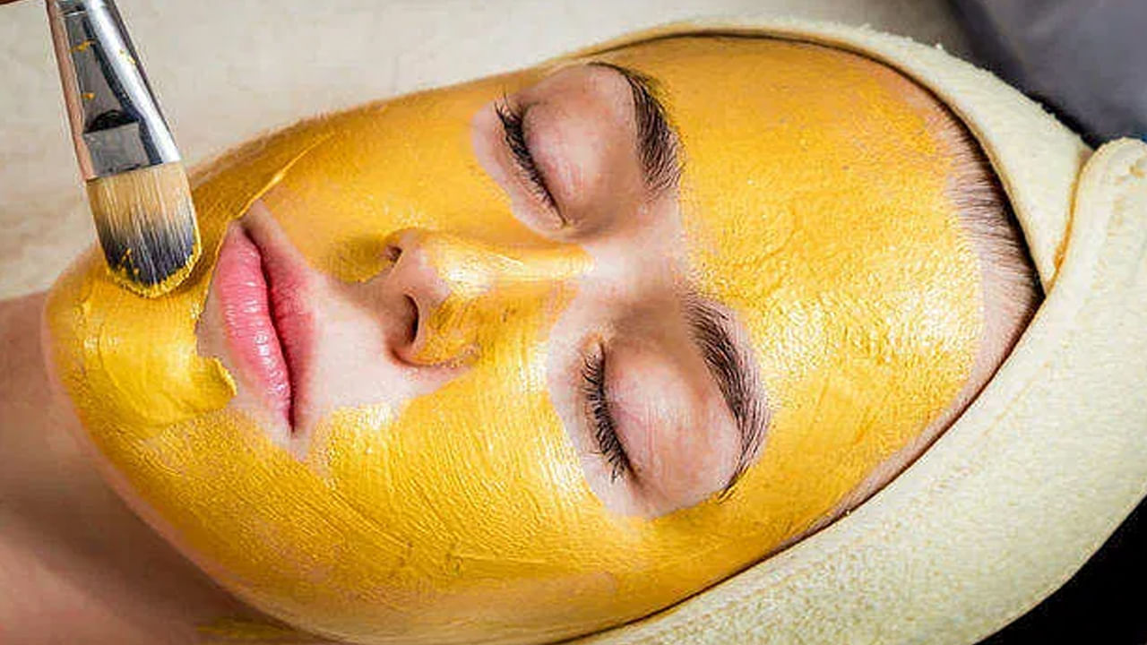 పుదీనా రసం: 
పుదీనా రసాన్ని ముఖానికి రాయడం వల్ల ముఖం అందంగా, ప్రకాశవంతంగా మారుతుంది. పుదీనా ఆకులను మెత్తగా నూరి అందులో కొంచెం పసుపు వేసి కలపండి. ముఖాన్ని గోరువెచ్చని నీటితో కడిగిన తర్వాత ఆ మిశ్రమాన్ని అప్లై చేసుకోవాలి. కాసేపటి తర్వాత చల్లని నీటితో కడిగేసుకోవాలి. దాంతో మీ ముఖం మృదువుగా మారుతుంది. ఆయిలీ స్కిన్ ఉన్నవారు ఈ ప్యాక్‌ అప్లై చేయడం వల్ల మంచి ఫలితాలు పొందవచ్చు.