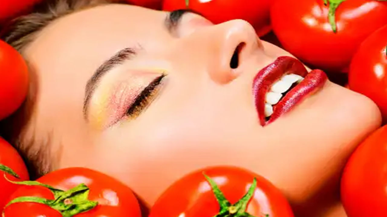 వరిపిండి, టమాటా రసం: వరిపిండిలో టమాటా రసాన్ని కలిపి పేస్ట్‌ తయారు చేయాలి. దీన్ని ముఖానికి అప్లై చేయడం వల్ల మృతకణాలు తొలగుతాయి. ఈ ప్యాక్‌ అప్లై చేస్తే స్కిన్‌ టోన్‌ బాగుంటుంది. ఈ మిశ్రమాన్ని ముఖం, మెడ, చేతులకు అప్లై చేయండి. దీన్ని 15 - 20 నిమిషాల పాటు ఆరనిచ్చి.. చల్లటి నీళ్లతో శుభ్రం చేసుకోండి. ఇలా రెండు రోజులకు ఒకసారి చేస్తే.. కాంతివంతమైన చర్మం మీ సొంతం అవుతుంది.