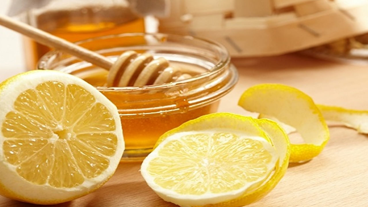 తేనె, నిమ్మరసం: తేనె, నిమ్మరసం కలిపి ముఖానికి రాస్తే చర్మానికి ఎంతో మంచిది. తేనె, నిమ్మరసాన్ని కలిపి ముఖానికి అప్లై చేయడం వల్ల ముఖం అందంగా మారుతుంది. నిమ్మరసంలోని సిట్రిక్ యాసిడ్, విటమిన్ సి గుణాలు చర్మానికి యాంటీ ఏజింగ్ లక్షణాలు అందిస్తాయి. చర్మాన్ని మృదువుగా, మెరిసేలా చేస్తుంది. ఈ ప్యాక్ చర్మంపై ముడతలు, గీతలను దూరం చేస్తుంది. క్రమం తప్పకుండా తరచూ ఇలా చేస్తూ ఉంటే.. త్వరలోనే మీ చర్మం తెల్లగా మారుతుంది. అయితే, సెన్సిటివ్‌ స్కిన్‌ ఉన్నవారు జాగ్రత్త వహించండి.