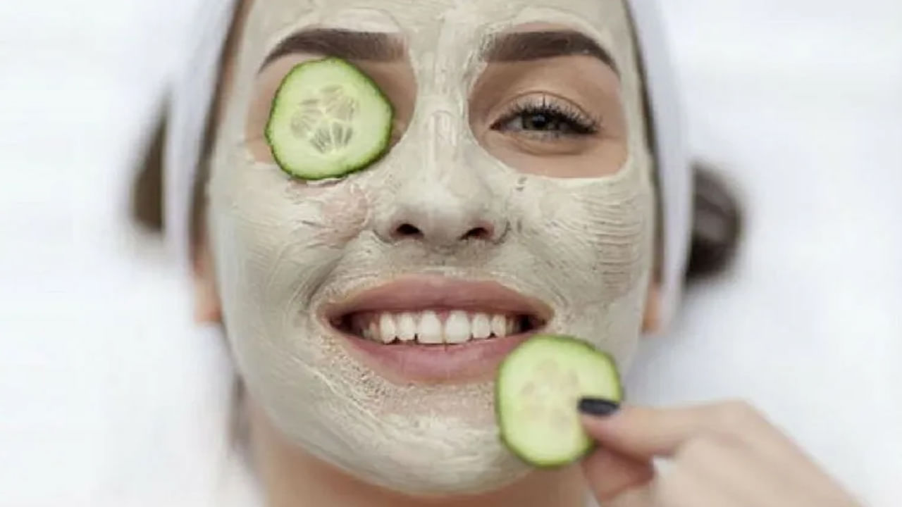 కీరదోస రసం
చర్మాన్ని యవ్వనంగా ఉంచుకోవడం కోసం కీరదోసతో రకరకాల ఫేస్‌ ప్యాక్‌లను తయారు చేసుకోవచ్చు. ముఖ్యంగా కీరదోస, అలోవెరా జెల్‌తో తయారు చేసుకునే ఫేస్‌ప్యాక్‌ అద్భుతంగా పనిచేస్తుంది. ఇందులో విటమిన్ ఎ, విటమిన్ సి , విటమిన్ బి ఉన్నాయి. ఇవి చర్మానికి సమృద్ధిగా పోషణను అందిస్తాయి. ఇందులో ఉండే యాంటీ ఆక్సిడెంట్ గుణాలు చర్మాన్ని హైడ్రేట్ గా ఉంచడంలో సహాయపడుతుంది. కీరదోస రసాన్ని ముఖానికి రాయడం వల్ల స్కిన్ టోన్ బాగుంటుంది. కీరదోస రసం అప్లై చేస్తే చర్మం కూల్‌ అవుతుంది.