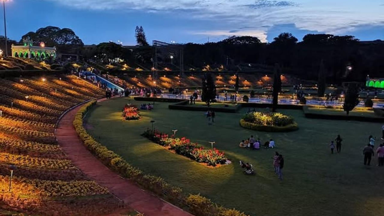 బృందావన్ గార్డెన్స్: మైసూరులోని కృష్ణ రాజ సాగర్ ఆనకట్ట ప్రాంతంలో బృందావన్ గార్డెన్ ఉంది. ఇది వర్షాకాలంలో చాలా అందంగా ఉంటుంది. ఈ ప్రదేశంలో ప్రవహించే ఫౌంటెన్లు పుష్పగుచ్ఛాలు, ఆకుపచ్చ పచ్చిక బయళ్లతో కలిసి అద్భుతంగా కనిపిస్తుంది. ఇది ఫోటోషూట్ కోసం బెస్ట్ ప్లేస్. ఇక్కడ మీరు మంచి ఫోటోలు తీసుకోవచ్చు.