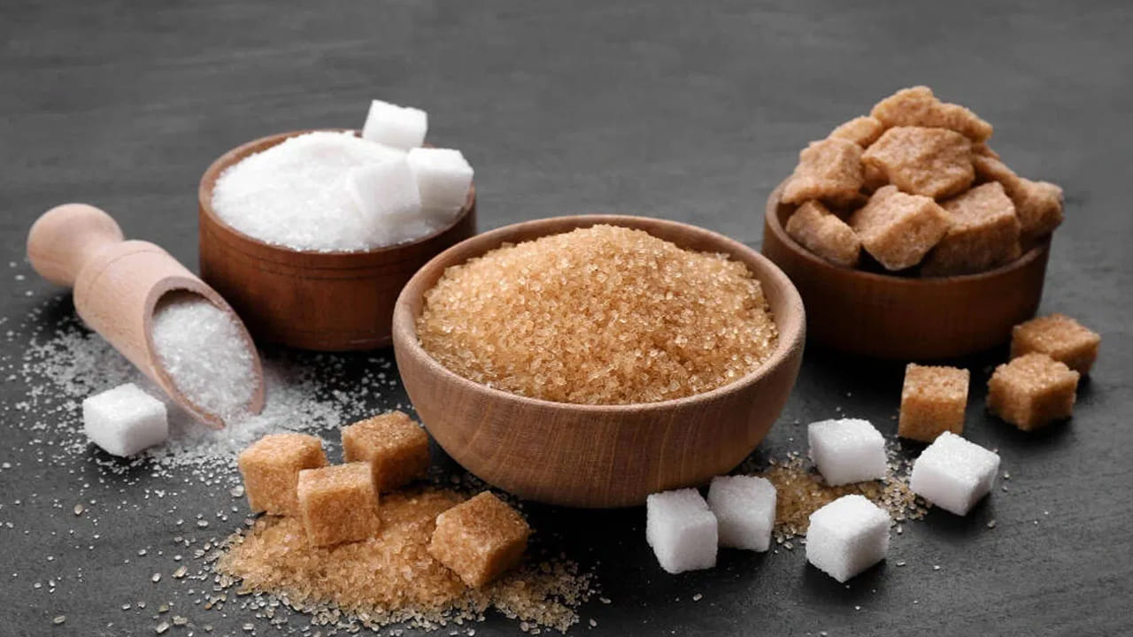 గోధుమ రంగులో ఉండే బ్రౌన్‌ షుగర్‌ తయారీ కోసం తక్కువ ప్రాసెసింగ్ చేస్తారు. అదే తెల్ల చక్కెర తయారీకి మాత్రం సిరప్ ను పూర్తిగా తొలగించే విధానంలో శుద్దీకరణ ప్రక్రియ మొదలవుతుంది. అందువల్లే ఈ చక్కెరకు తెలుపు రంగు వస్తుంది. అలాగే వీటి రుచులలోనూ తేడా ఉంటుంది. 