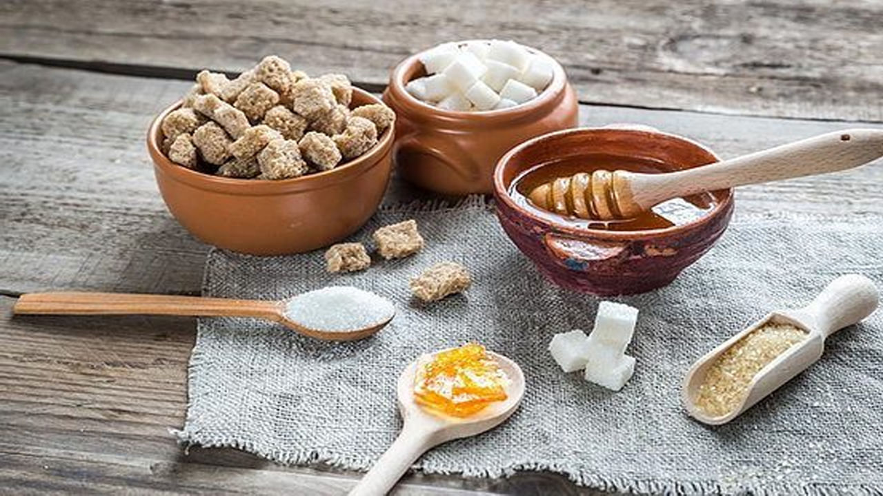 అయితే, బ్రౌన్ షుగర్‌లో అనేక పోషకాలు ఉన్నాయని నిపుణులు చెబుతున్ఆనరు. విటమిన్ బి, ఐరన్, కాల్షియం పొటాషియం వంటి పోషకాలు ఉంటాయి. దీని తయారీలో ఎలాంటి రసాయనాలు ఉపయోగించరు. ఇది జీర్ణశక్తిని బలపరుస్తుంది.