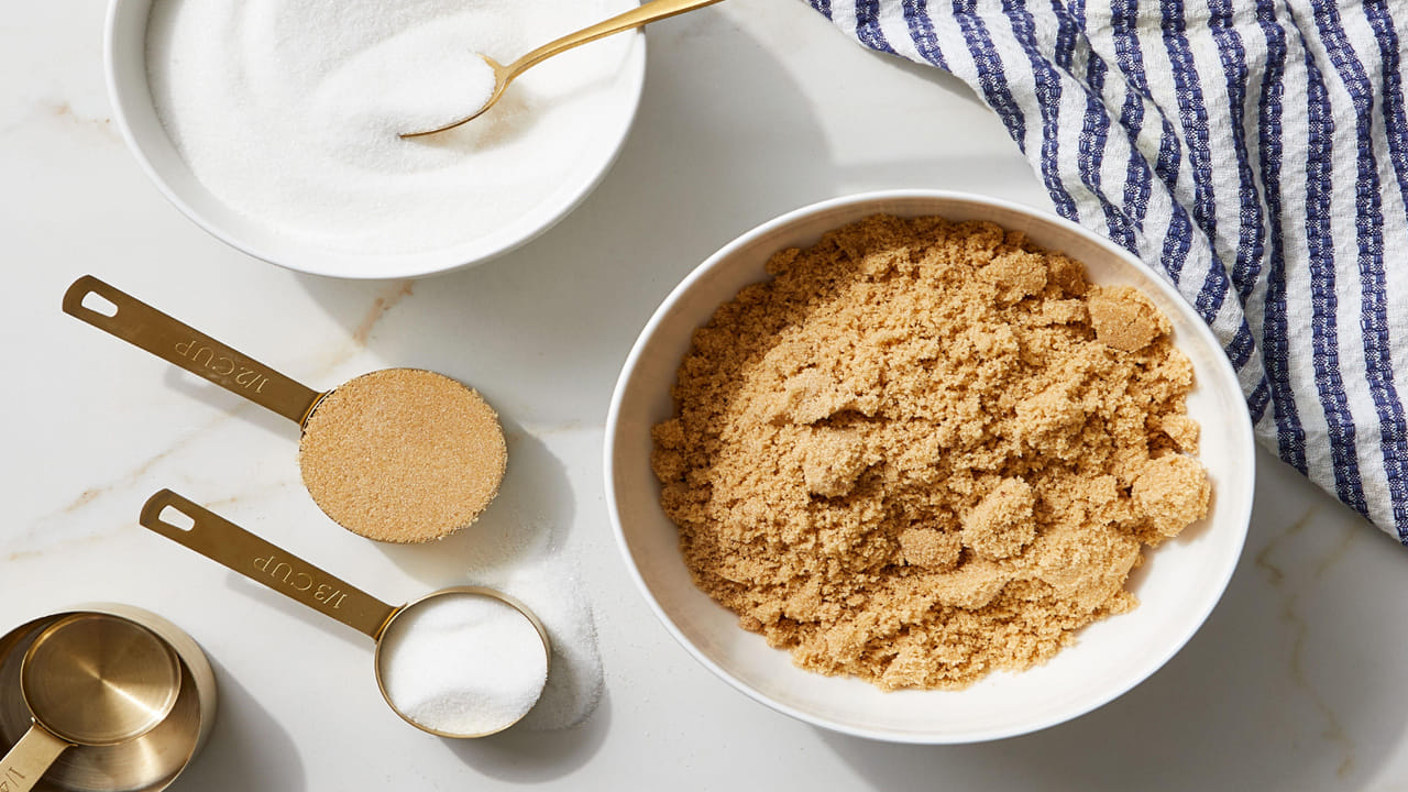 బ్రౌన్ షుగర్ పీరియడ్స్ క్రాంప్‌లను తగ్గిస్తుంది. స్త్రీలు పీరియడ్స్ సమయంలో నీటిని మరిగించి అందులో ఒక చెంచా బ్రౌన్ షుగర్, అల్లం, టీ ఆకులు వేసి తాగడం వల్ల నొప్పి నుంచి ఉపశమనం లభిస్తుంది. ఇందులో పొటాషియం పుష్కలంగా ఉంటుంది. కాబ‌ట్టి కాళ్లు, చేతుల్లో తిమ్మిరితోపాటు నొప్పిని కూడా తగ్గిస్తుంది.