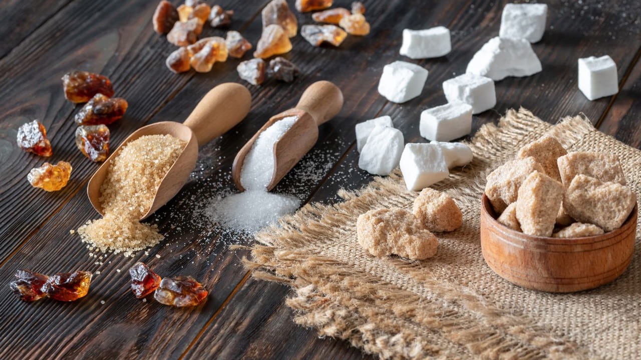 బ్రౌన్ షుగర్ బరువు తగ్గించడానికి ఉపయోగపడుతుంది. తెల్ల చక్కెర కంటే చాలా తక్కువ కేలరీలు కలిగి ఉంటుంది. అంతేకాదు.. బ్రౌన్ షుగర్‌ను స్క్రబ్‌గా వాడితే చర్మం మృదువుగా మారుతుంది. చర్మాన్ని కాంతివంతంగా మార్చడంలో కూడా ఉపయోగపడుతుంది. చర్మం మీద ఉన్న మచ్చలను, మురికిని తొలగిస్తుంది.