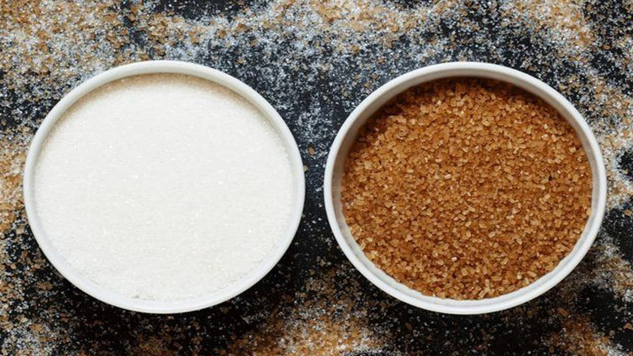 స్వీట్లు, కేకుల తయారీలో తెల్ల చక్కెరను ఎక్కువగా ఉపయోగిస్తుంటారు.. బ్రౌన్ షుగర్ రుచి వేరుగా ఉంటుంది. బ్రౌన్ షుగర్ కంటే వైట్ షుగర్ లో కేలరీలు ఎక్కువగా ఉంటాయి. తెల్లని చక్కెర బరువును పెంచుతుంది. అలాగే, తెల్లచక్కెర తయారీలో సల్ఫర్ ను ఎక్కువగా ఉపయోగిస్తారు.