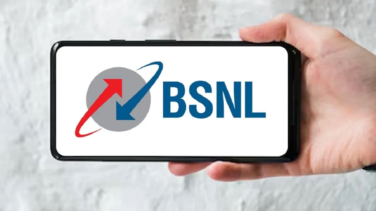 BSNL రూ.1,515 ప్లాన్: ఈ ప్లాన్‌లో మీరు ఒక సంవత్సరం చెల్లుబాటును పొందుతారు. అంటే పూర్తి 365 రోజులు. అలాగే ఈ ప్లాన్‌లో వినియోగదారులు రోజుకు 2GB హై-స్పీడ్ డేటాను పొందుతారు. ఇది మాత్రమే కాకుండా, ఈ ప్లాన్ అపరిమిత వాయిస్ కాలింగ్ సౌకర్యం, రోజుకు 100 SMSలను కూడా అందిస్తుంది. ఈ ప్లాన్‌లో ఎలాంటి OTT సబ్‌స్క్రిప్షన్ లేనప్పటికీ, వినియోగదారులు ఏడాది పొడవునా మొత్తం 720GB డేటాను పొందుతారు.