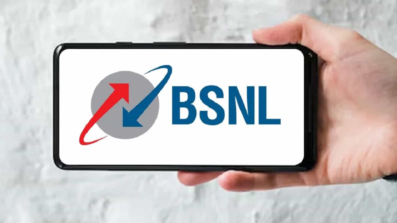BSNL రూ.1,515 ప్లాన్: ఈ ప్లాన్లో మీరు ఒక సంవత్సరం చెల్లుబాటును పొందుతారు. అంటే పూర్తి 365 రోజులు. అలాగే ఈ ప్లాన్లో వినియోగదారులు రోజుకు 2GB హై-స్పీడ్ డేటాను పొందుతారు. ఇది మాత్రమే కాకుండా, ఈ ప్లాన్ అపరిమిత వాయిస్ కాలింగ్ సౌకర్యం, రోజుకు 100 SMSలను కూడా అందిస్తుంది. ఈ ప్లాన్లో ఎలాంటి OTT సబ్స్క్రిప్షన్ లేనప్పటికీ, వినియోగదారులు ఏడాది పొడవునా మొత్తం 720GB డేటాను పొందుతారు.