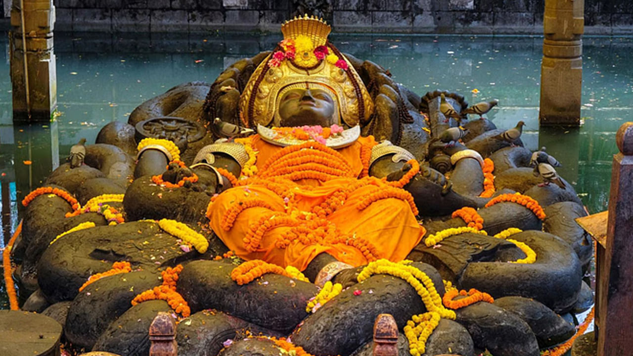 బుధనీలకంఠ ఆలయం నేపాల్ రాజధాని ఖాట్మండు నుంచి ఎనిమిది కిలోమీటర్ల దూరంలో ఉంది. ఈ దేవాలయం శివపురి కొండ మధ్యలో ఉన్న విష్ణువుకు అంకితం చేయబడింది. మహావిష్ణువు పెద్ద శేషనాగుపై శయనిస్తూ ఉన్న విగ్రహం ఇక్కడ కొలువుదీరి ఉంటుంది. ఈ బుధనీలకంఠ ఆలయ ప్రధాన విగ్రహం నేపాల్లో అతిపెద్ద రాతి శిల్పంగా పరిగణించబడుతుంది. భారీ విష్ణుమూర్తి విగ్రహం 1300 సంవత్సరాలుగా నీటిపైనే తేలుతూనే ఉందట. ఈ పురాతన ఆలయం దాని అందం, అద్భుతాలతో ప్రపంచవ్యాప్తంగా ప్రసిద్ధి చెందింది. ఈ ఆలయం రాజ కుటుంబానికి శాపగ్రస్తమైందని చెబుతారు. శాప భయంతో రాజకుటుంబం బుధనీలకంఠ ఆలయాన్ని సందర్శించదు.