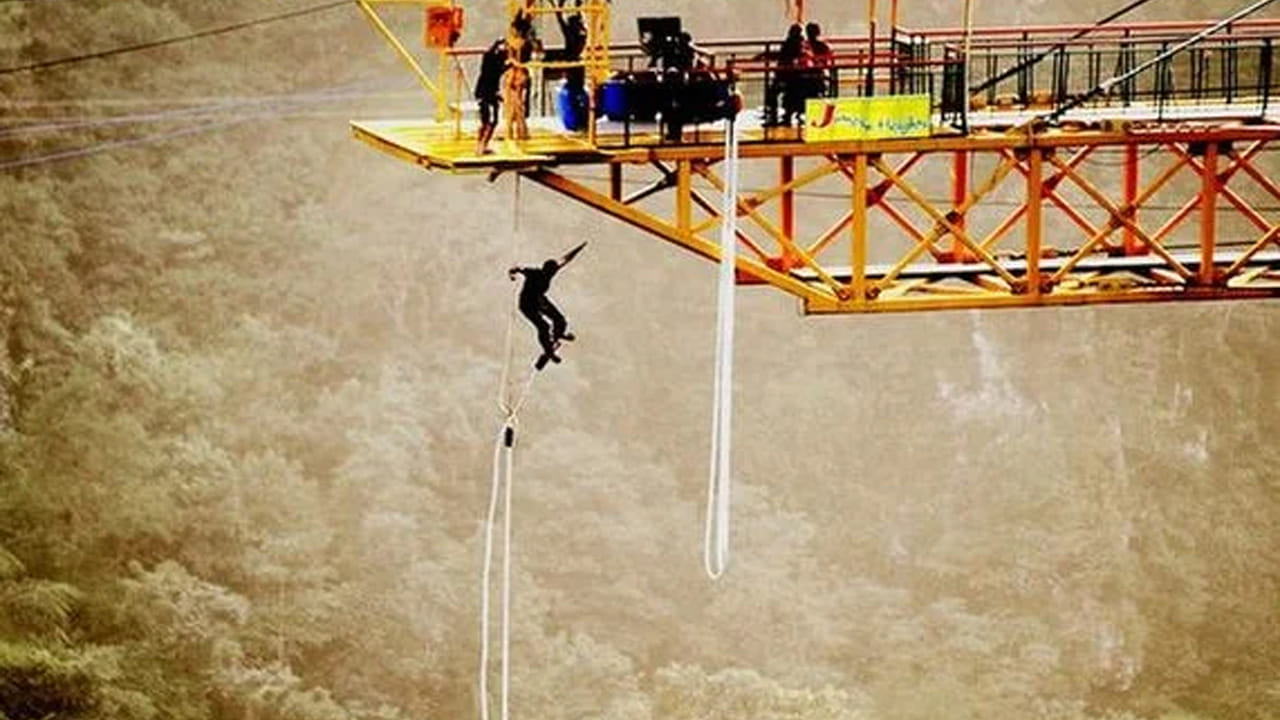 రిషికేశ్ ప్రశాంతమైన వాతావరణానికి ప్రసిద్ధి చెందడమే కాదు మీరు ఇక్కడ అనేక రకాల సాహస కార్యకలాపాలను కూడా చేయవచ్చు. అత్యంత ప్రత్యేకమైన విషయం ఏమిటంటే మీరు ఇక్కడ బంగీ జంపింగ్‌ను కూడా ఆస్వాదించవచ్చు. భారతదేశంలోనే ఎత్తైన బంగీ జంపింగ్ ఇక్కడ జరుగుతుంది. దీని ఎత్తు 83 మీటర్లు. రిషికేశ్‌లో, శివపురి , మోహన్ చట్టి వంటి ప్రదేశాలలో బంగీ జంపింగ్ చేస్తారు.
