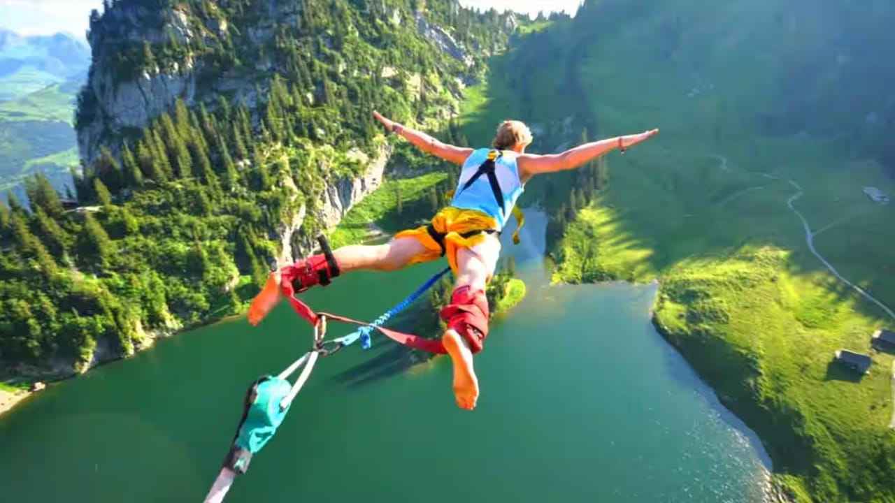 లోనావాలా.. ముంబైలో నివసిస్తున్నా లేదా అక్కడికి వెళ్లాలని ప్లాన్ చేస్తుంటే లోనావాలా పేరు ఖచ్చితంగా మీ పర్యటన జాబితాలో ఉండాలి. ఈ ప్రదేశం ఎంత అందంగా ఉంటుందో అంతే వినోద కార్యక్రమాలు కూడా జరుగుతాయి. ఈ ప్రదేశాన్ని సందర్శించడం ద్వారా మీరు ప్రశాంతతను అనుభవిస్తారు. మీరు ఇక్కడ బంగీ జంపింగ్ కూడా చేయవచ్చు. ఇక్కడ బంగీ జంపింగ్ ఎత్తు 28 మీటర్లు. ఇక్కడ మీరు ఈ క్రీడను సురక్షితంగా ఆడేలా చేస్తారు. అందమైన దృశ్యాలను ఆస్వాదిస్తూ మీరు ఇక్కడ బంగీ జంపింగ్ చేయవచ్చు.
