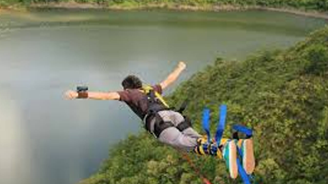 గోవాలో బంగీ జంపింగ్: గోవా బీచ్‌లు, పార్టీలకు ప్రసిద్ధి చెందింది. అయితే ఈ ప్రదేశంలో మీరు బంగీ జంపింగ్ కూడా ఆనందించవచ్చని మీకు తెలుసా. ఇక్కడ గ్రావిటీ జోన్‌లో, అంజునా బీచ్‌లో 35 మీటర్ల ఎత్తులో బంగీ జంపింగ్ జరుగుతుంది. దేశ విదేశాల నుంచి ప్రజలు బంగీ జంపింగ్ చేయడానికి ఇక్కడికి వస్తారు. ఈ బీచ్ బంగీ జంపింగ్ కు ప్రసిద్ధి చెందింది.
