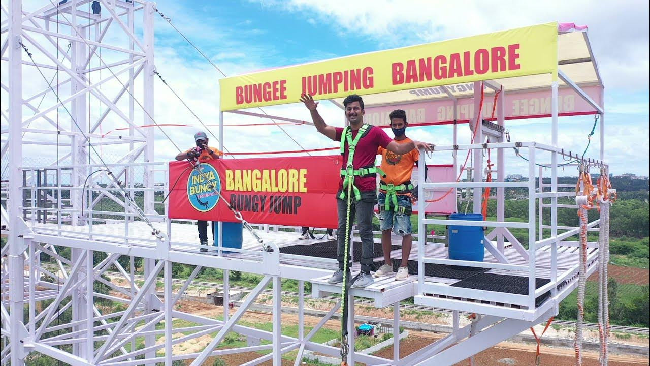 
బెంగళూరులో సరదా బంగీ జంపింగ్:  బెంగళూరు ఐటీ హబ్‌గా ప్రసిద్ధి చెందింది. అయితే ఆఫీసు సంస్కృతికి అతీతంగా, ఈ ప్రదేశం సాహస కార్యక్రమాలతో నిండి ఉంది. బంగీ జంపింగ్ కోసం పర్యాటకులు ఎల్లప్పుడూ ఇక్కడికి వస్తారు. ఇక్కడ బంగీ జంపింగ్ 25 మీటర్ల ఎత్తులో జరుగుతుంది. ఇక్కడ బంగీ జంపింగ్ చేసే సరదా వేరు.
