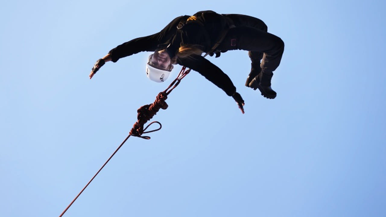 గురుగ్రామ్: గురుగ్రామ్‌లో కూడా బంగీ జంపింగ్ చేయవచ్చని తెలిస్తే మీరు ఆశ్చర్యపోతారు. గురుగ్రామ్‌లోని బ్యాక్‌యార్డ్ స్పోర్ట్స్ క్లబ్‌లో మీరు బంగీ జంపింగ్‌ను ఆస్వాదించవచ్చు. ఇక్కడ బంగీ జంపింగ్ 60 మీటర్ల ఎత్తులో జరుగుతుంది.