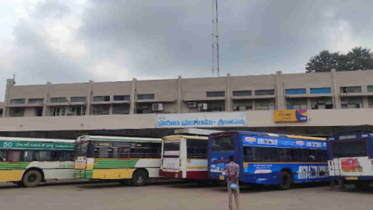 Srikalahasti: బస్టాండ్ వద్ద తేడాగా ఆ ముగ్గురి వాలకం.. పోలీసులు వెళ్లి తనిఖీ చేయగా