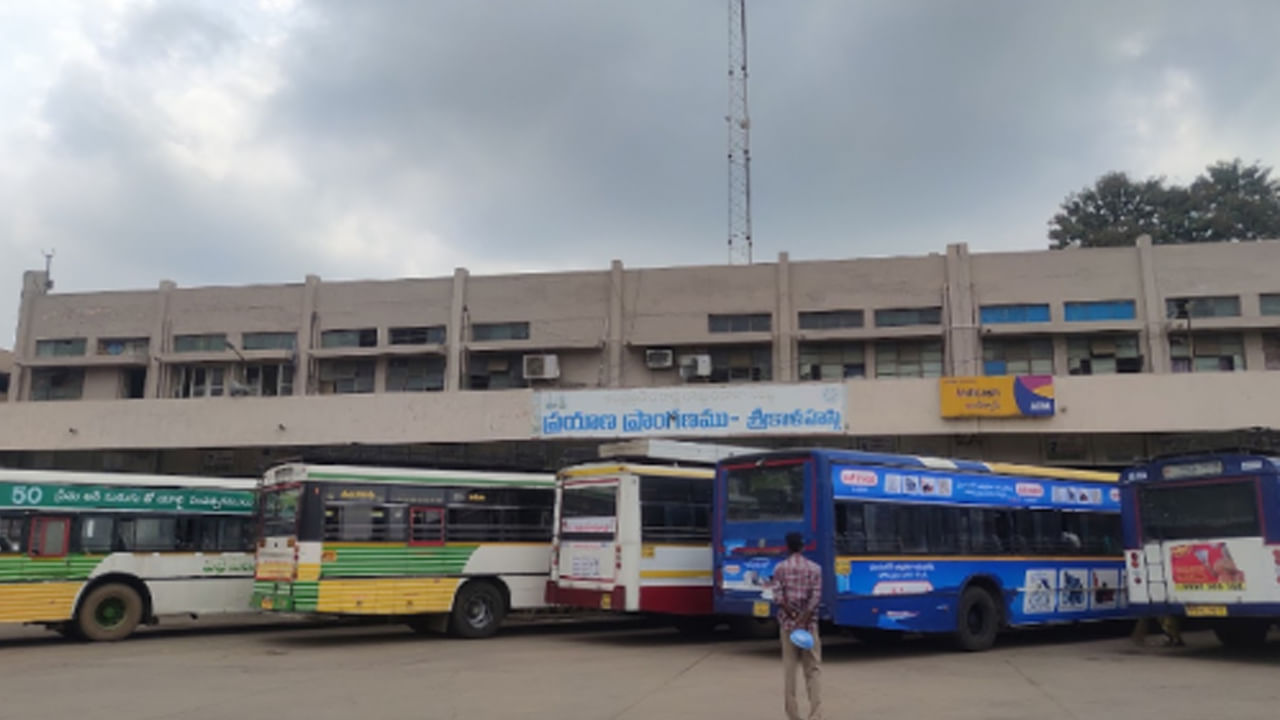 Srikalahasti: బస్టాండ్ వద్ద తేడాగా ఆ ముగ్గురి వాలకం.. పోలీసులు వెళ్లి తనిఖీ చేయగా