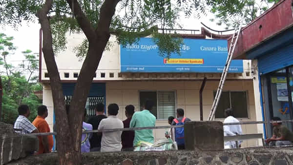 Viral: చోరీకి వచ్చిన దొంగలు.. బ్యాంకు లోపల ఏం చేశారో తెలిస్తే బిత్తరపోతారు..