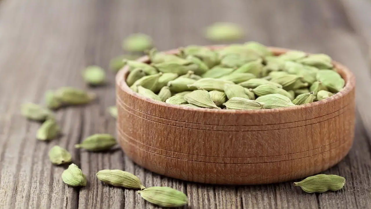 యాలకుల్లో ఉండే యాంటీ ఆక్సిడెంట్లు రోగ నిరోధక శక్తిని పెంచి, వ్యాధుల నుంచి రక్షిస్తాయి. యాలకులు మెదడుకు రక్త ప్రసరణను పెంచి, జ్ఞాపకశక్తిని మెరుగుపరుస్తాయి. క్యాన్సర్​ను నివారించడంలో కూడా యాలకులు సమర్థవంతంగా పనిచేస్తాయని నిపుణులు అంటున్నారు. యాలకులలో ఉన్న యాంటీఆక్సిడెంట్, యాంటీమైక్రోబయల్, యాంటీ ఇన్ఫ్లమేటరీ లక్షణాలు క్యాన్సర్ ప్రమాదాన్ని తగ్గించే సామర్థ్యాన్ని కలిగి ఉన్నాయని ఓ అధ్యయనంలో వెల్లడైంది. 