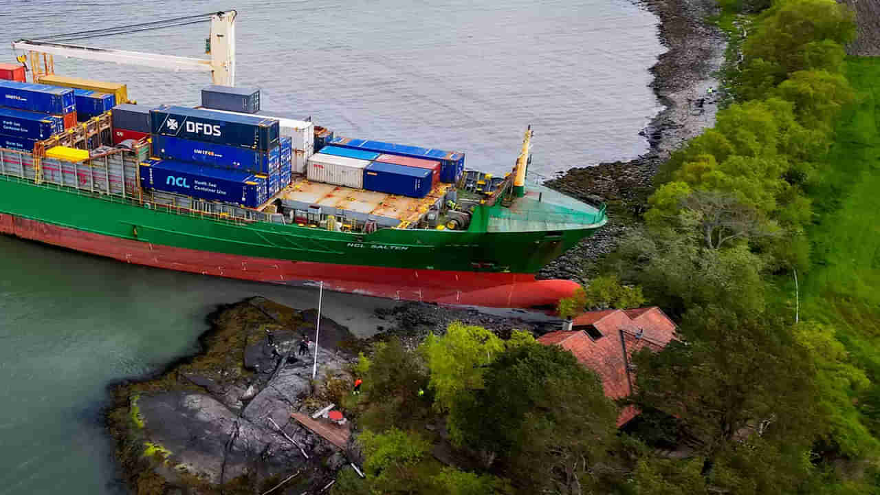 Watch: ఇదెక్కడి విడ్డూరం.. ఇంటి ముందుకు దూసుకొచ్చిన కార్గో షిప్.. షాకింగ్ వీడియో..