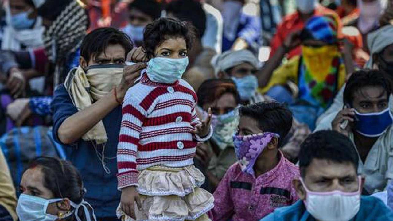 పాఠశాలలు కూడా ప్రారంభం కాబోతున్నాయి. మరో వైపు కరోనా తన ప్రతాపం చూపిస్తుంది. తగ్గింది అనుకొని అందరూ సంతోషంగా ఉన్న సమయంలో మరోసారి తన ప్రతాపం చూపెట్టడానికి రెడీ అయ్యింది. ఇప్పటికే దేశ వ్యాప్తంగా చాలా కేసులు పెరుగుతూ వస్తున్నాయి.