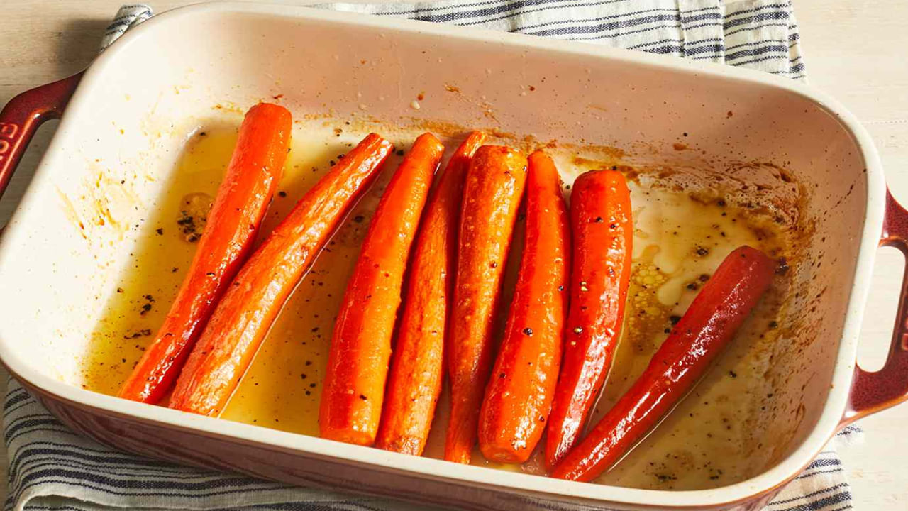 క్యారెట్ జ్యూస్ లను పరగడుపున తీసుకుంటే పుష్కలమైన పోషకాలు అందుతాయని నిపుణులు చెబుతున్నారు. క్యారెట్ లను తింటే జీవక్రియలు వేగవంతం అవుతాయి. శరీరంలో రక్త ప్రసరణకూడా వేగవంతంగా అవుతుంది. క్యారెట్ లను తింటే రోగ నిరోధక శక్తి పెరుగుతుంది. క్యారెట్‌లో ఫైబర్‌ కంటెంట్ ఎక్కువగా ఉంటుంది. కేలరీలు తక్కువగా ఉంటాయి. దీంతో బరువు తగ్గొచ్చు.