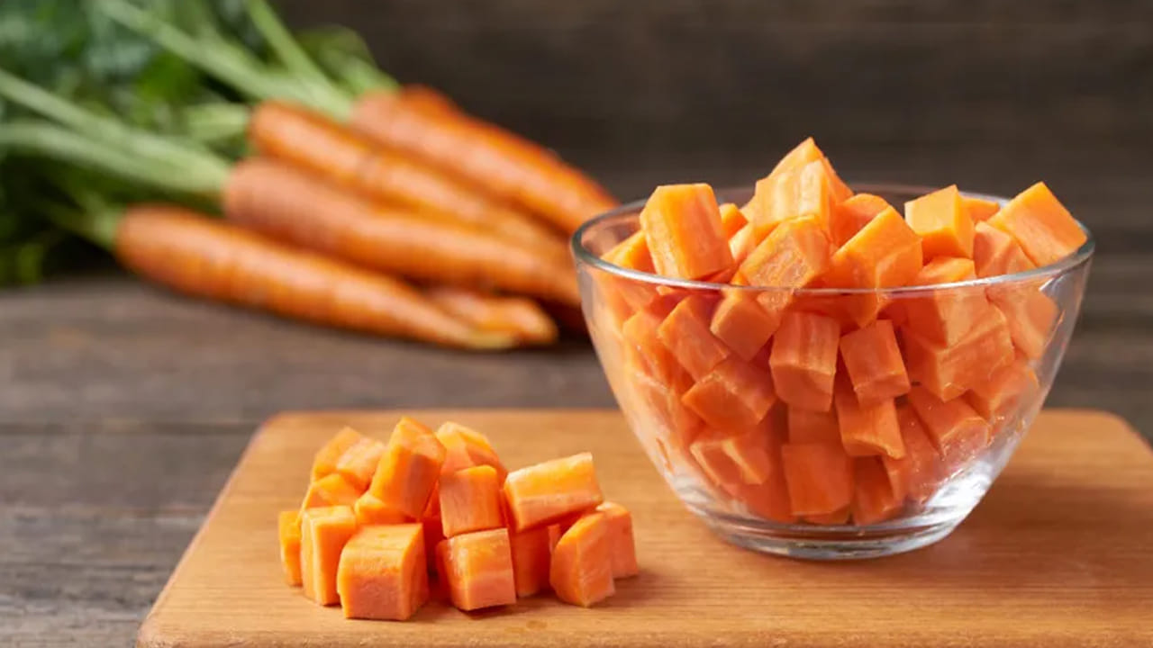 క్యారెట్‌ తినడం వల్ల గుండె ఆరోగ్యం మెరుగుపడుతుంది. క్యారెట్‌ తింటే కొలెస్ట్రాల్ కరుగుతుంది. ధమనులు ఆరోగ్యంగా మారుతాయి. రక్తప్రసరణ మెరుగుపడుతుంది. క్యారెట్‌లో ఉండే ల్యూటిన్, జియాంక్సితిన్‌ మొదడుకు మేలు చేస్తాయి. క్యారెట్‌ తింటే అభిజ్ఞా పనితీరు మెరుగుపడుతుంది. జ్ఞాపకశక్తి, ఏకాగ్రత మెరుగుపడుతుంది.