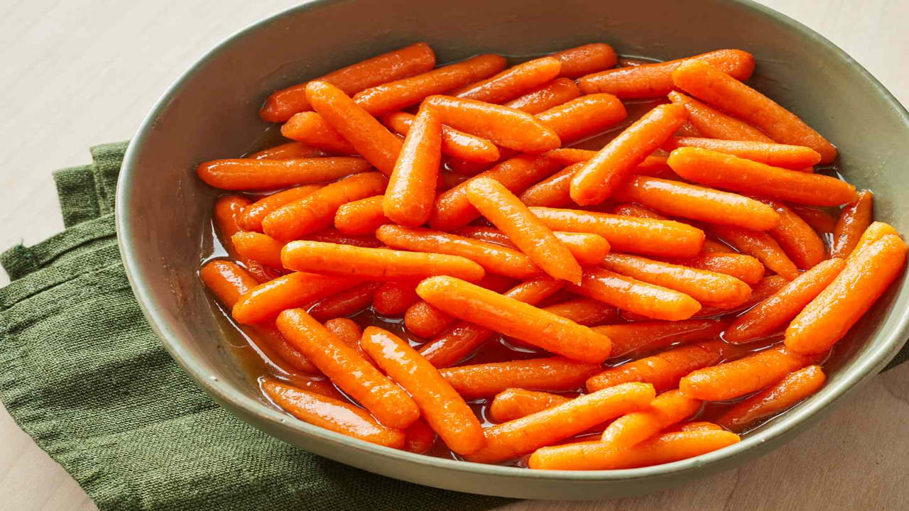 క్యారెట్ లను, తేనెతో కలిపి తింటే శరీరంకు అదనంగా శక్తి చేకూరుతుంది. క్యారెట్ లలో విటమిన్ లు, మినరల్స్ లు పుష్కలంగా ఉంటాయి. రోజు ఉదయాన్నే క్యారెట్ లను తినాలని నిపుణులు చెబుతుంటారు. పరగడుపున రెండు క్యారెట్ లను తింటే.. శరీరంకు వెంటనే శక్తివస్తుంది. జీర్ణవ్యవస్థ సక్రమంగా పనిచేస్తు, అవయవాలను యాక్టివ్‌గా ఉంచుతుంది. క్యారెట్‌ తింటే మలబద్దకం, అజీర్తి నుంచి ఉపశమనం లభిస్తుంది. 