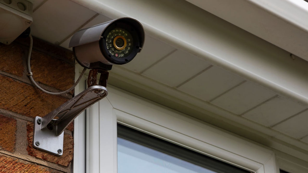 ప్రస్తుతం పెద్ద నగరాల్లోనే కాకుండా చిన్న పట్టణాల్లో కూడా సీసీటీవీలను ఏర్పాటు చేయడం సర్వసాధారణమైపోయింది.CCTV అంటే క్లోజ్డ్ సర్క్యూట్ టెలివిజన్ - వీడియో ద్వారా నిఘా కోసం పనిచేస్తుంది. రక్షణతో పాటు నేర కార్యకలాపాలను అరికట్టడానికి ఉపయోగపడుతుంది.