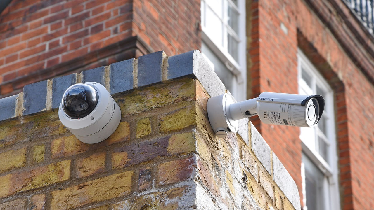 భారతదేశంలో ఇంట్లో CCTV కెమెరాలను ఏర్పాటు చేసుకోవడానికి ప్రభుత్వం నుంచి ఎలాంటి అనుమతి తీసుకోవలసిన అవసరం లేదు. అయితే వీటి విషయంలో అధికారాలు కొన్ని నిబంధనలు, షరతులు విధించారు. అవి మాత్రం పాటించాలి. 