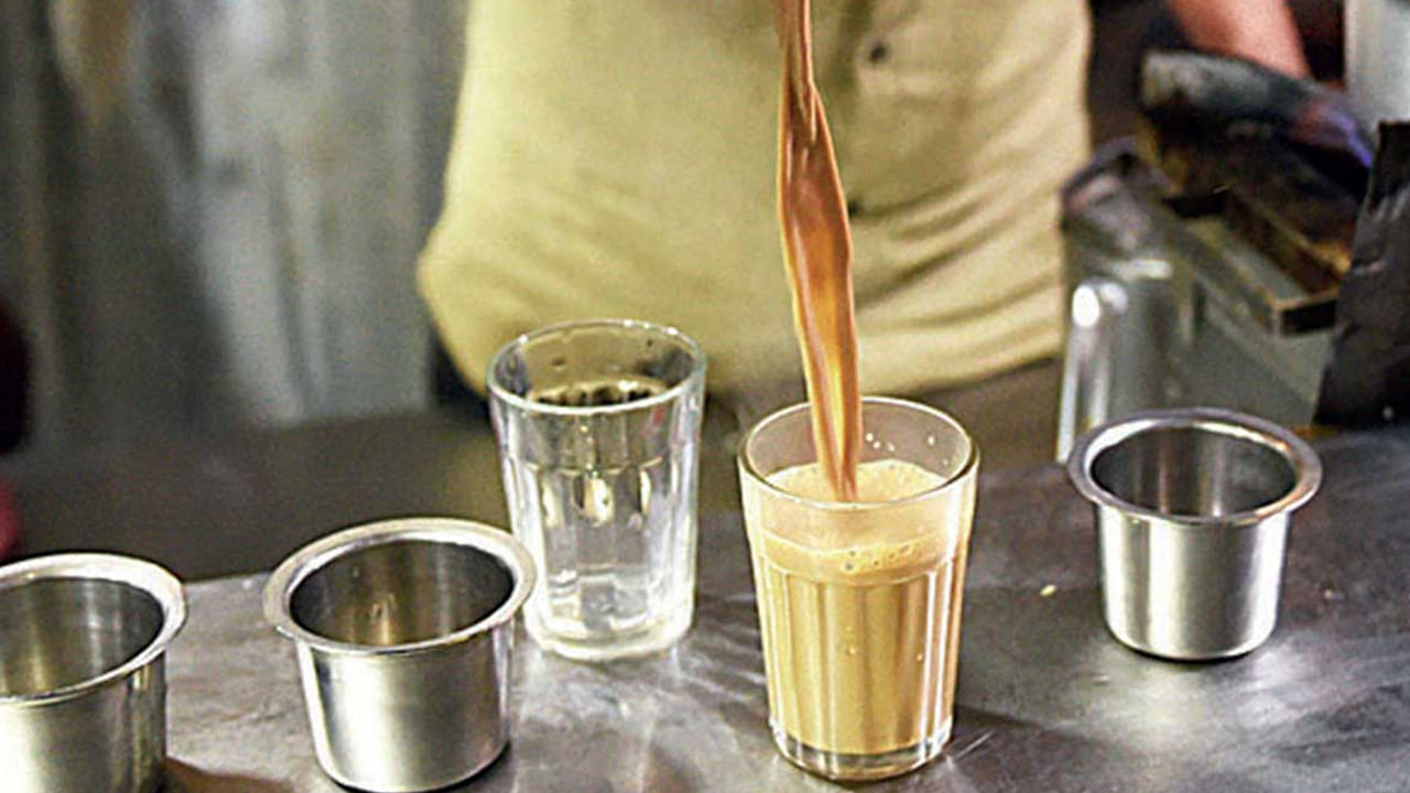 ఇంట్లో తాగినా కూడా బయటికి వెళ్లిన సమయంలోనో, ఆఫీస్‌ నుంచి అలా కాసేపు బయటికి వెళ్తేనో.. బయట టీ షాపుల్లో కూడా తాగుతూ ఉంటారు. ఈ రోజుల్లో చిన్న చిన్న బడ్డి కొట్లలతో కూడా టీ మినిమమ్‌ రూ.10 నుంచి రూ.20 మధ్య ఉంది. సరే.. యావరేజ్‌గా ఓ రూ.15 అనుకోండి. రోజుకు ఒకసారి బయట టీ తాగితే నెలకు రూ.450 అవుతుంది. దానికి ఇంకో రూ.50 కలిపి.. ఆ డబ్బుని పొదుపు చేస్తే చాలు రూ.3 లక్షలు తిరిగి పొందవచ్చు. అది ఎలాగో ఇప్పుడు మరింత వివరంగా తెలుసుకుందాం.. 