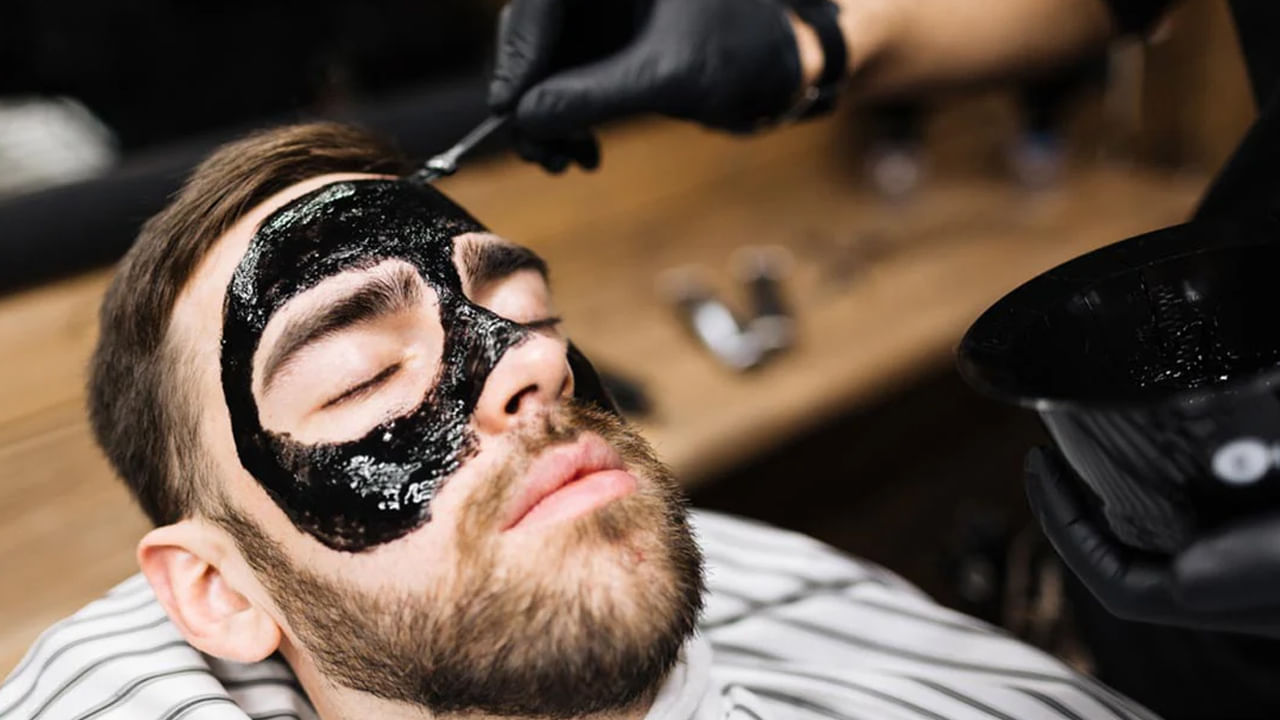 పురుషుల చర్మానికి బొగ్గు చాలా మంచిదని నిపుణులు అంటున్నారు. ఎందుకంటే, సాధారణ మహిళల కంటే పురుషులు తమ చర్మం పట్ల తక్కువ శ్రద్ధ తీసుకుంటారు. చర్మం పాత మెరుపును పునరుద్ధరించడానికి బొగ్గు గొప్పగా పనిచేస్తుంది.