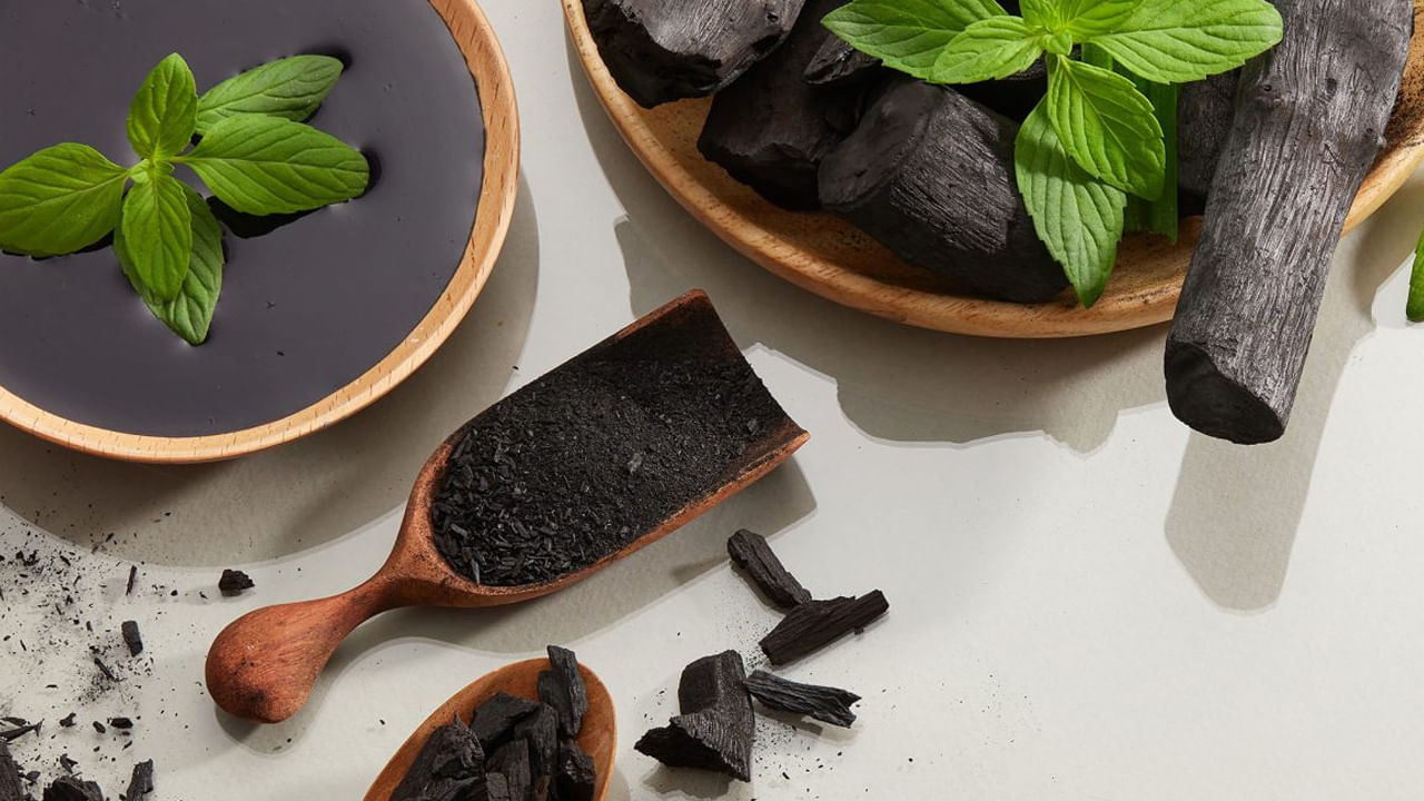 చార్‌కోల్ షేవింగ్ క్రీమ్, చార్‌కోల్ ఫేస్ వాష్‌ను పురుషులు ఉపయోగించవచ్చు. వారానికి ఒకసారి చార్‌కోల్ ఫేస్ ప్యాక్ వాడటం వల్ల చర్మం మెరుస్తూ ఉంటుంది.