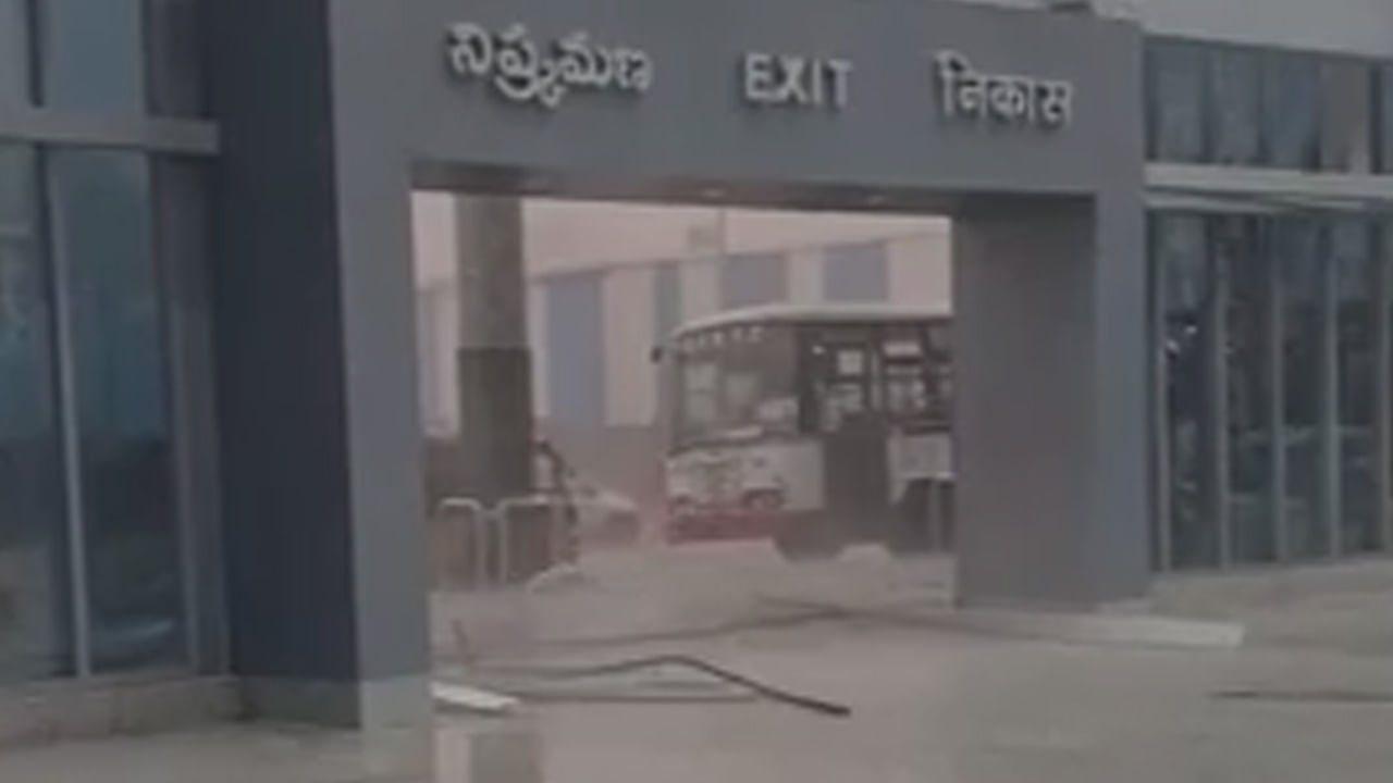 Video: భారీ వర్షం.. ఈదురు గాలులు.. చెర్లపల్లి టెర్మినల్‌లో ఎగిరిపడ్డ రేకులు!