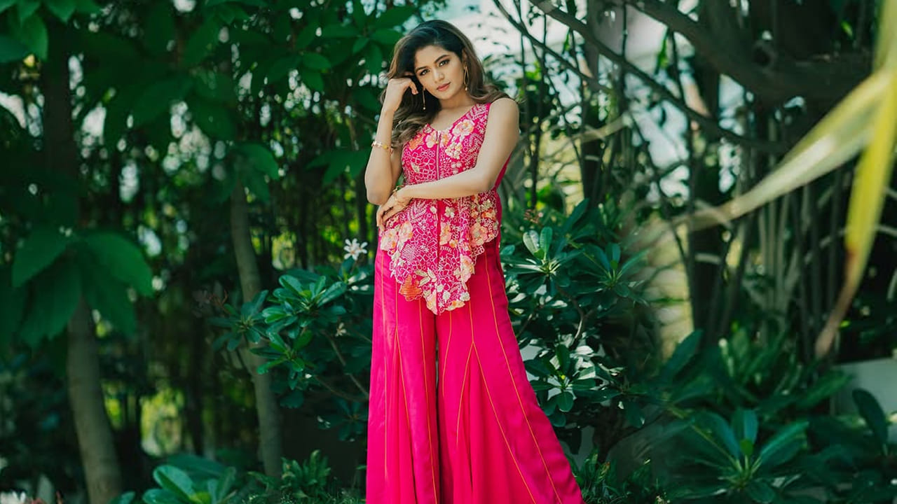 6 జూలై 1997న తమిళనాడు రాజధాని చెన్నైలో జన్మించింది. ఆమె భారతీయ చలనచిత్ర నిర్మాత ఎస్. శంకర్ కుమార్తె. ఆమెకు ఒక అక్క, ఐశ్వర్య శంకర్ మరియు ఒక తమ్ముడు, అర్జిత్ శంకర్ కూడా ఉన్నారు.