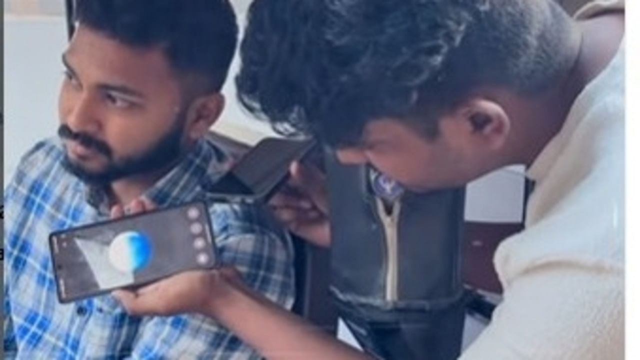 Chat GPT: ఆటో డ్రైవర్తో బేరాలాడిన చాట్జీపీటీ.. చివరిలో అదిరిపోయే ట్విస్ట్..! Chat GPT: ఆటో డ్రైవర్తో బేరాలాడిన చాట్జీపీటీ.. చివరిలో అదిరిపోయే ట్విస్ట్..!