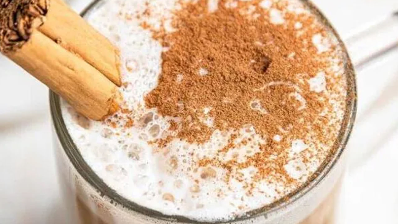 Cinnamon Milk :  గోరువెచ్చని పాలల్లో దాల్చిన చెక్క పొడిని కలుపుకుని తాగడం వల్ల కూడా నిద్రలేమి సమస్య దూరం అవుతుంది. బెడ్‌పై వాలగానే త్వరగా గాఢ నిద్రలోకి జారుకుంటారు. ఇలా క్రమం తప్పకుండా చేయడం వల్ల నిద్రలేమి సమస్యకు శాశ్వత పరిష్కారం లభిస్తుంది. త్వరగా సమస్య తగ్గి నిద్రలోకి జారుకుంటారు.