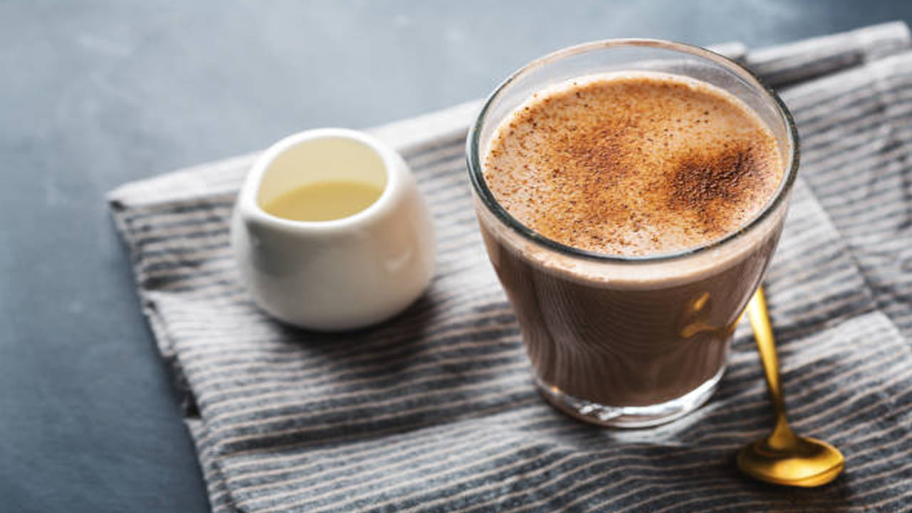 మఖానాను పాలలో నానబెట్టి తింటే పాలలోని ప్రోటీన్, కాల్షియం, మఖానాలోని ఫైబర్‌తో కలిసి సూపర్‌ఫుడ్‌గా మారుతుందని పోషకాహార నిపుణులు చెబుతున్నారు. దీనిని తీసుకోవడం వల్ల జీర్ణ వ్యవస్థ మెరుగ్గా మారుతుంది. శరీరానికి అన్నీ పోషకాలు అందుతాయి. దీని వల్ల బాడీ ఎనర్జీగా కూడా ఉంటుంది. పాలలో నానబెట్టిన మఖానా తినటం వల్ల ఆరోగ్యంతో పాటు చర్మానికి కూడా లాభాలు ఉన్నాయి.