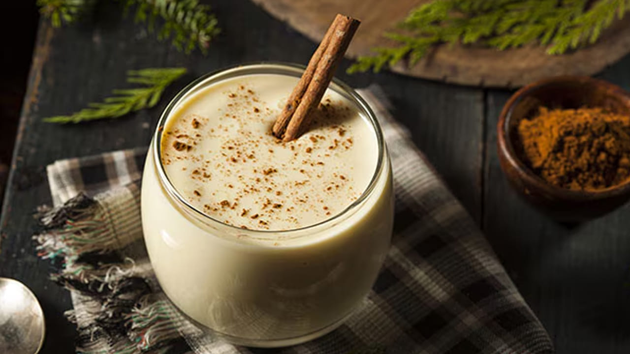 అవును, ప్రతిరోజూ పాలు తాగడం వల్ల శరీరం ఆరోగ్యంగా ఉంటుందని వైద్యులు సలహా ఇస్తున్నారు. ప్రతిరోజూ పాలు తాగడం వల్ల బరువు పెరుగుతారని చాలా మంది నమ్ముతారు. కానీ మన వంటింట్లో ఉండే ఒక మసాలాను పాలలో కలుపుకుని తీసుకుంటే నెలలోపు మీరు కోరుకున్న బరువు తగ్గవచ్చు అంటున్నారు నిపుణులు. 