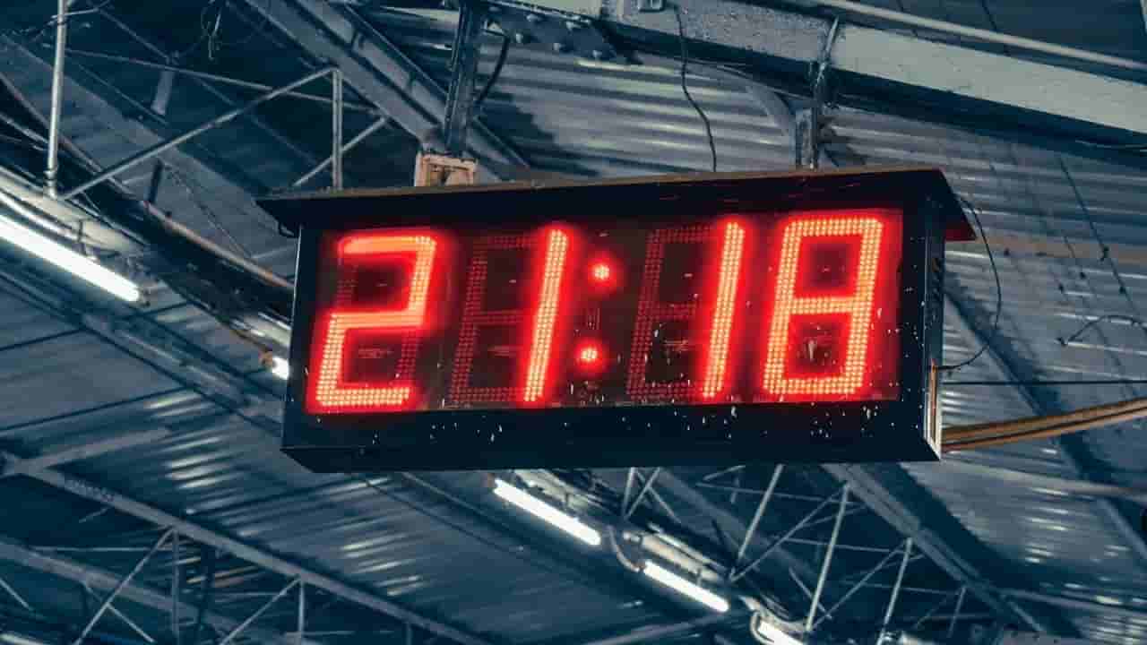 Indian Railways: గడియారాల విషయంలో భారత రైల్వేల ఆసక్తికర పోటీ.. విన్నర్ నమ్మలేని గిఫ్ట్..!