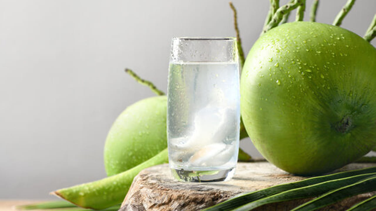 కొబ్బరి నీళ్లు తాగడం వల్ల కొలెస్ట్రాల్ స్థాయిలు నియంత్రనలో ఉంటాయి. ఇందులో పొటాషియం, యాంటీఆక్సిడెంట్లు ఉంటాయి. ఇది చెడు కొలెస్ట్రాల్‌ను తగ్గిస్తుంది. మంచి కొలెస్ట్రాల్‌ను పెంచుతుంది. ఇది గుండె ఆరోగ్యానికి మేలు చేస్తుంది. అమెరికన్ హార్ట్ అసోసియేషన్ ప్రకారం, కొబ్బరి నీళ్లలో కేలరీలు చాలా తక్కువగా ఉంటాయి. ఇది శరీర జీవక్రియను వేగవంతం చేస్తుంది.