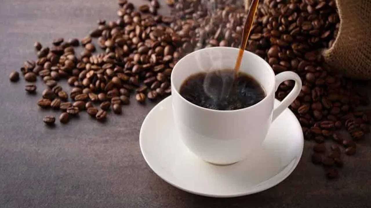  కాఫీ అంటే చాలా మందికి ఇష్టం. కొందరు రోజులో ఒకసారి కాఫీ తాగితే, మరికొందరు కనీసం రోజులో రెండు లేదా మూడు సార్లు ఎంతో ఇష్టంగా కాఫీ తాగుతుంటారు. అయితే తాజాగా కాఫీ గురించి వైద్యులు షాకింగ్ విషయాలు వెళ్లడించారు. కాఫీ లో కెఫిన్ ఎక్కువగా ఉంటుందన్న విషయం తెలిసిందే. అయితే ఇది మన శరీరంలోకి వెళ్లడానికి దాదాపు 20 నిమిషాలు పడుతుందంట. అలాగే కాఫీ తాగడం వలన చురుకుదనం పెరగడమే కాకుండా అనేక ప్రయోజనాలు ఉన్నయాంట.