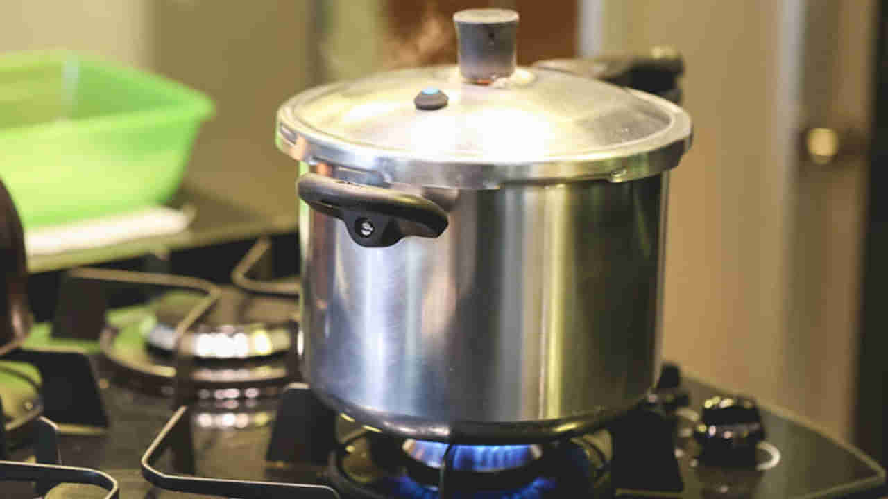 కుక్కర్ లో పొరపాటున కూడా ఈ వస్తువులను వంట చేయవద్దు.. అనారోగ్యాన్ని కొని తెచ్చుకున్నట్లే..