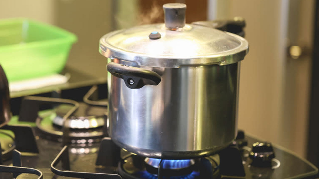 కుక్కర్ లో పొరపాటున కూడా ఈ వస్తువులను వంట చేయవద్దు.. అనారోగ్యాన్ని కొని తెచ్చుకున్నట్లే..