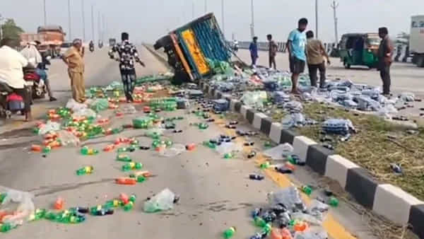 Andhra News: హైవేపై కూల్ డ్రింక్స్ వ్యాన్ బోల్తా... క్లియర్ చేసేలోపే..